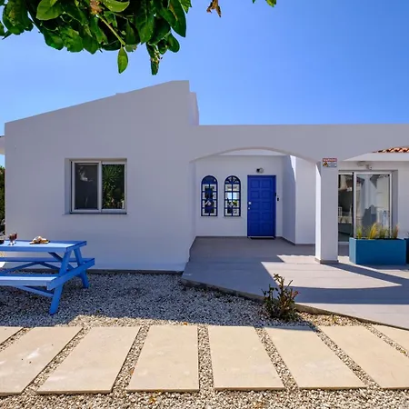 Villa Ivy Blue By Nomads - Short Walk To Coral Bay