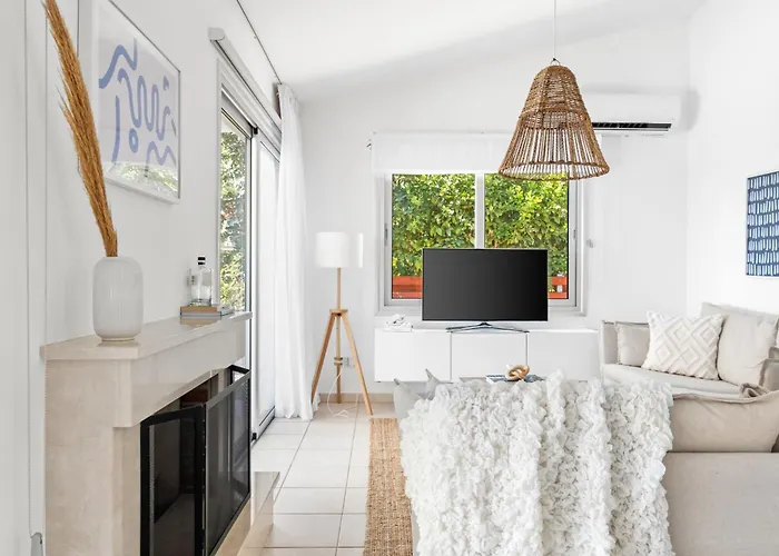 Ivy Blue By Nomads - Short Walk To Coral Bay Villa *