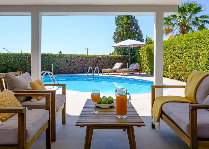 Villa Ivy Blue By Nomads - Short Walk To Coral Bay Peyia